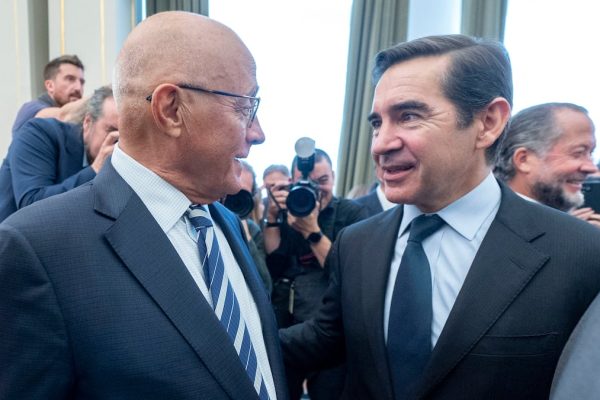 El FMI avala las condiciones de la CNMC para la opa del BBVA sobre el Sabadell | Economía