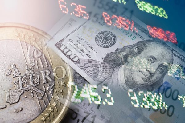 La tormenta perfecta para el dólar: aranceles, deuda y presión a la Fed desatan el mejor semestre de la historia del euro | Mercados Financieros EL PAÍS
