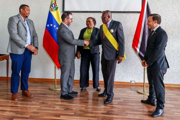 Embajador trinitario es condecorado al culminar misión diplomática en Venezuela