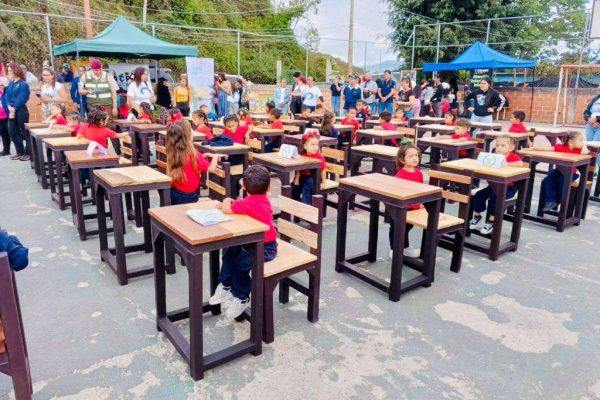 Entregaron mobiliario escolar fabricado con plástico reciclado