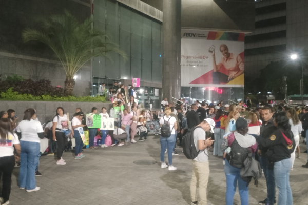 Familiares de deportados realizan vigilia frente a la ONU