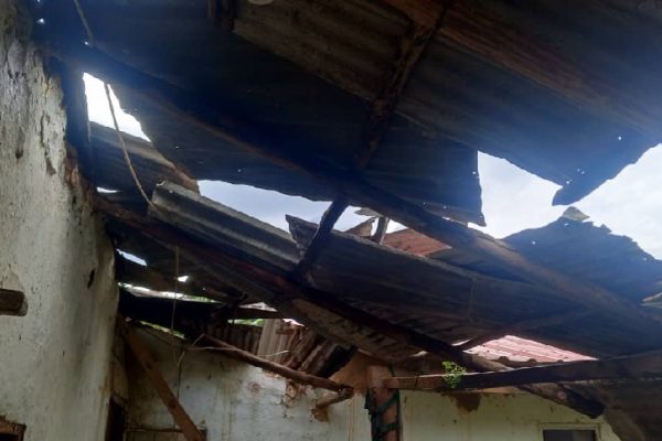 Fuerte tormenta destruyó los techos de varias viviendas