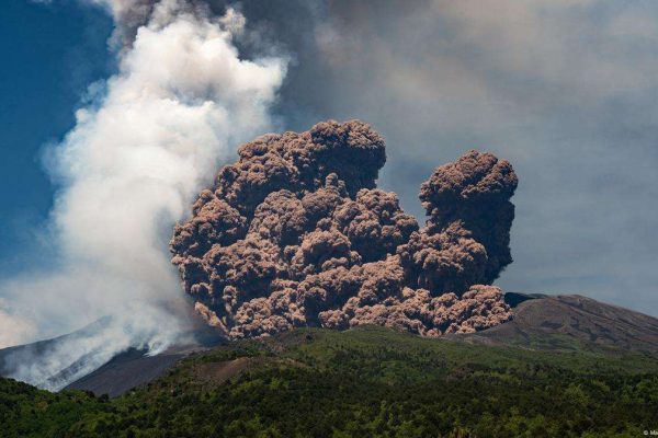Grupo de turistas corren por sus vidas ante erupción del volcán Etna Grupo de turistas corren por sus vidas ante erupción del volcán Etna
