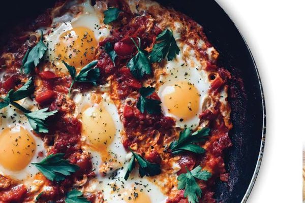 Huevos horneados en tomate - Últimas Noticias