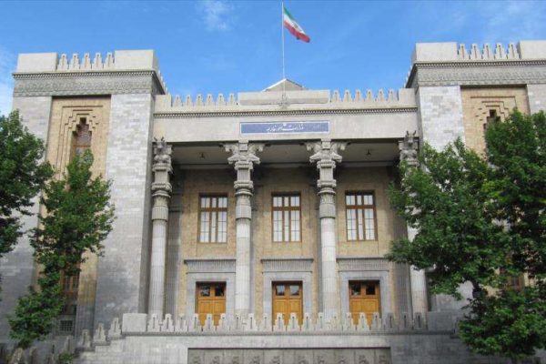 Irán criticó decisión de EEUU de prohibir ingreso de ciudadanos de varios países Irán criticó decisión de EEUU de prohibir ingreso de ciudadanos de varios países