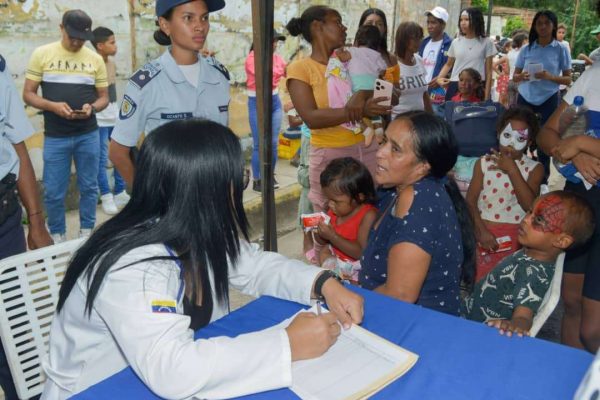 Jornada integral atendió a familias de El Rodeo en Guatire 