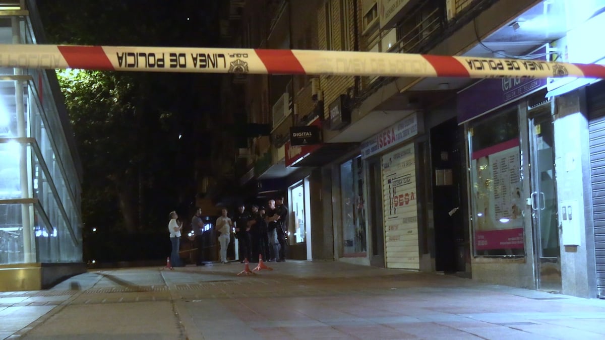 La policía trabaja en el lugar en el que un joven de 22 años ha fallecido por heridas de arma blanca, en Getafe, este lunes 16 de junio de 2025.