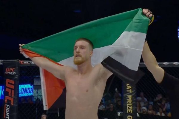 Luchador irlandés celebra su triunfo al grito ¡Palestina libre!