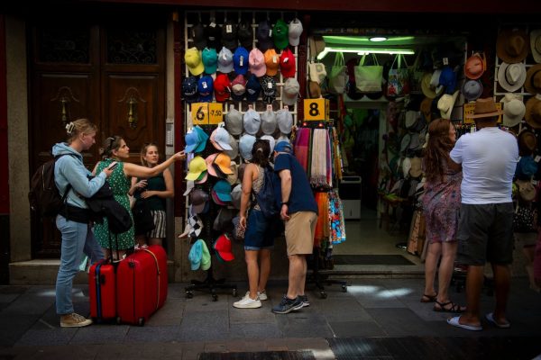 Madrid da el ‘sorpasso’ a Barcelona como centro del turismo de compras | Empresas Cinco Días