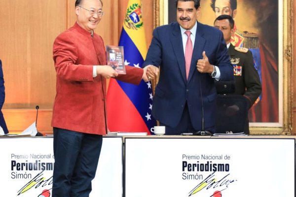 Maduro: el 5 de julio comenzarán a distribuir manual para la nueva batalla comunicacional