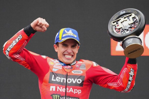 Marc Márquez gana el GP de Países Bajos y Álex se rompe la mano izquierda en una dura caída | Motociclismo | Deportes Marc Marquez GP Paises Bajos MotoGP