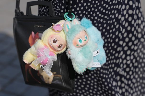 Pop Mart : El motivo emocional tras la nueva fiebre por los Labubu, los muñecos pop que se aman o se odian | Estilo de vida EL PAÍS