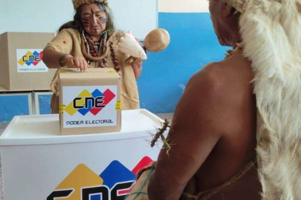 Presidente Maduro celebra participación indígena en elección de este domingo