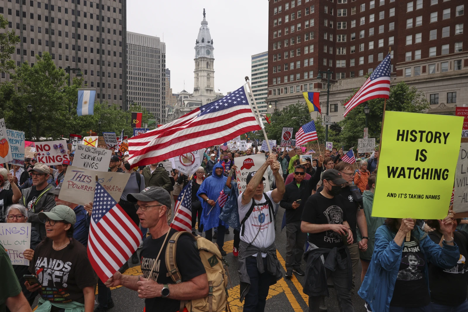 Protestas contra el gobierno de Trump colman las calles de EEUU