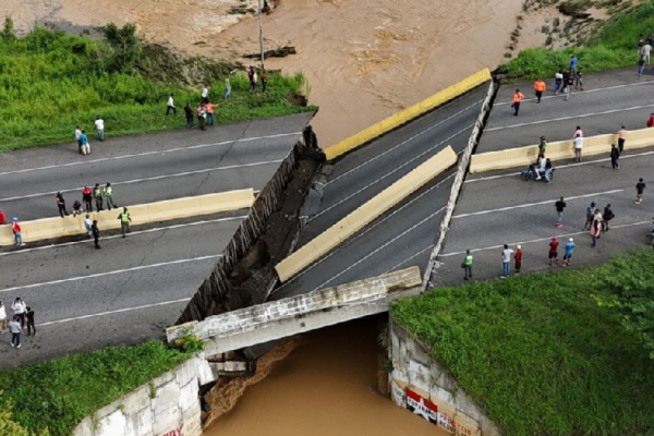 Reanudan el paso vehicular en la Autopista José Antonio Páez de Portuguesa tras colapso del puente Reanudan el paso vehicular en la Autopista José Antonio Páez de Portuguesa tras colapso del puente