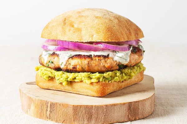 Receta : Hamburguesas de salmón: cómo comer pescado fresco sin enterarse | El Comidista | Gastronomía EL PAÍS