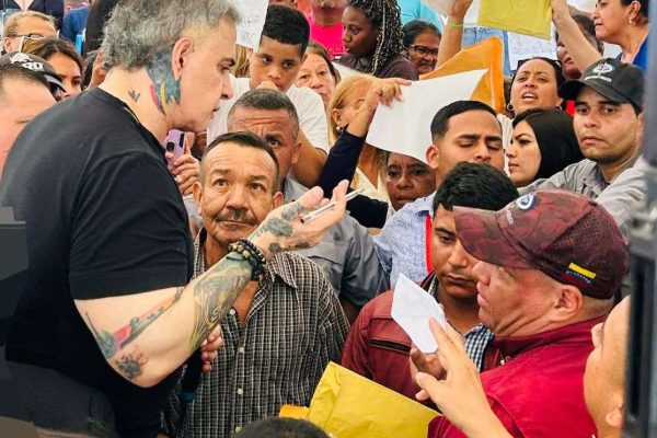 Saab presentó sus libros y lideró jornada de atención en Yaracuy Saab presentó sus libros y lideró jornada de atención en Yaracuy
