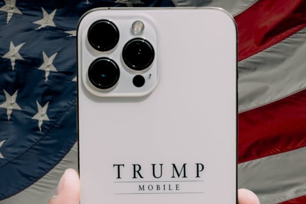 Trump Mobile elimina de su web la etiqueta de “hecho en Estados Unidos” de su ‘smartphone’ | Tecnología EL PAÍS