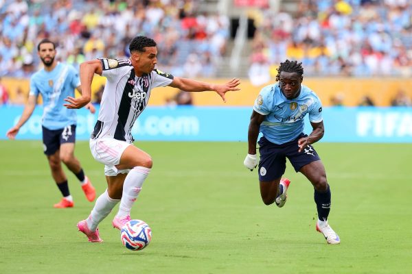 Un imparable Doku lidera la paliza del City a la Juventus | Mundial de clubes 2025 Alberto Costa, de la JUventus, intenta frenar a Jeremy Doku, este jueves en Orlando.
