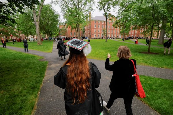 Una jueza bloquea la suspensión de visados a alumnos extranjeros de Harvard decretada por Trump | Internacional EL PAÍS