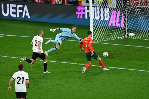Cristiano Ronaldo marca el segundo gol, el de la victoria de Portugal ante Alemania.