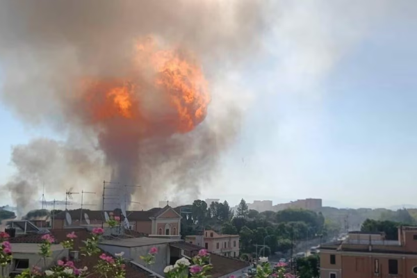 Al menos 40 personas resultaron heridas por una gran explosión en una gasolinera en Roma Al menos 40 personas resultaron heridas por una gran explosión en una gasolinera en Roma