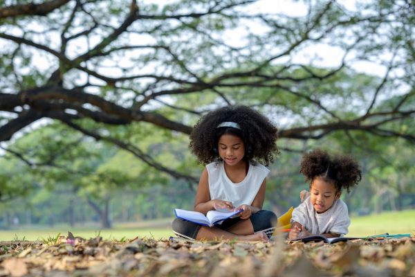 Alternativas a los deberes para que los niños aprendan en vacaciones (y sin pantallas): aprender a sumar cocinando o visitar un museo | Mamas & Papas EL PAÍS