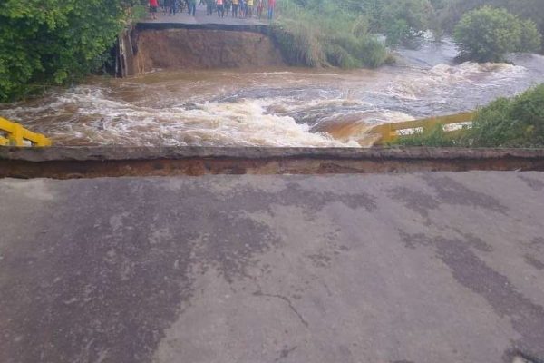 Atienden colapso del puente Caño El Muerto en Apure