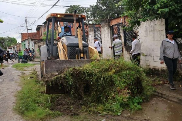 Atienden necesidades de las comunidades La Esmeralda y Casanova Godoy de Maracay Atienden necesidades de las comunidades La Esmeralda y Casanova Godoy de Maracay