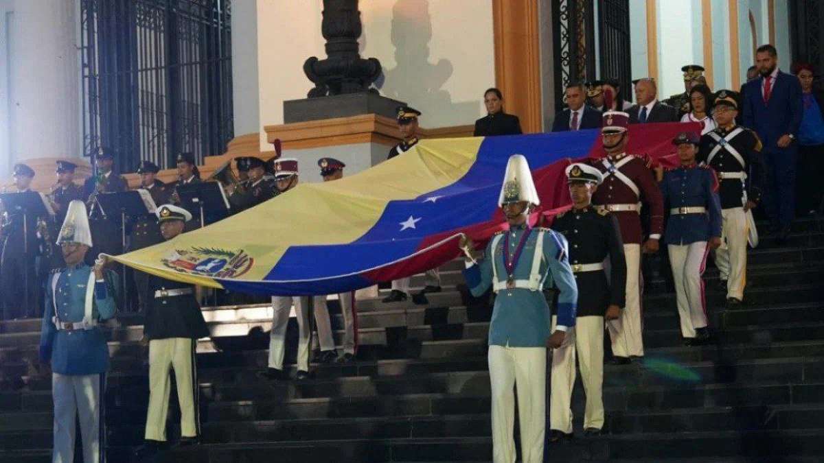 Con izada de bandera rinden homenaje al Padre de la Patria