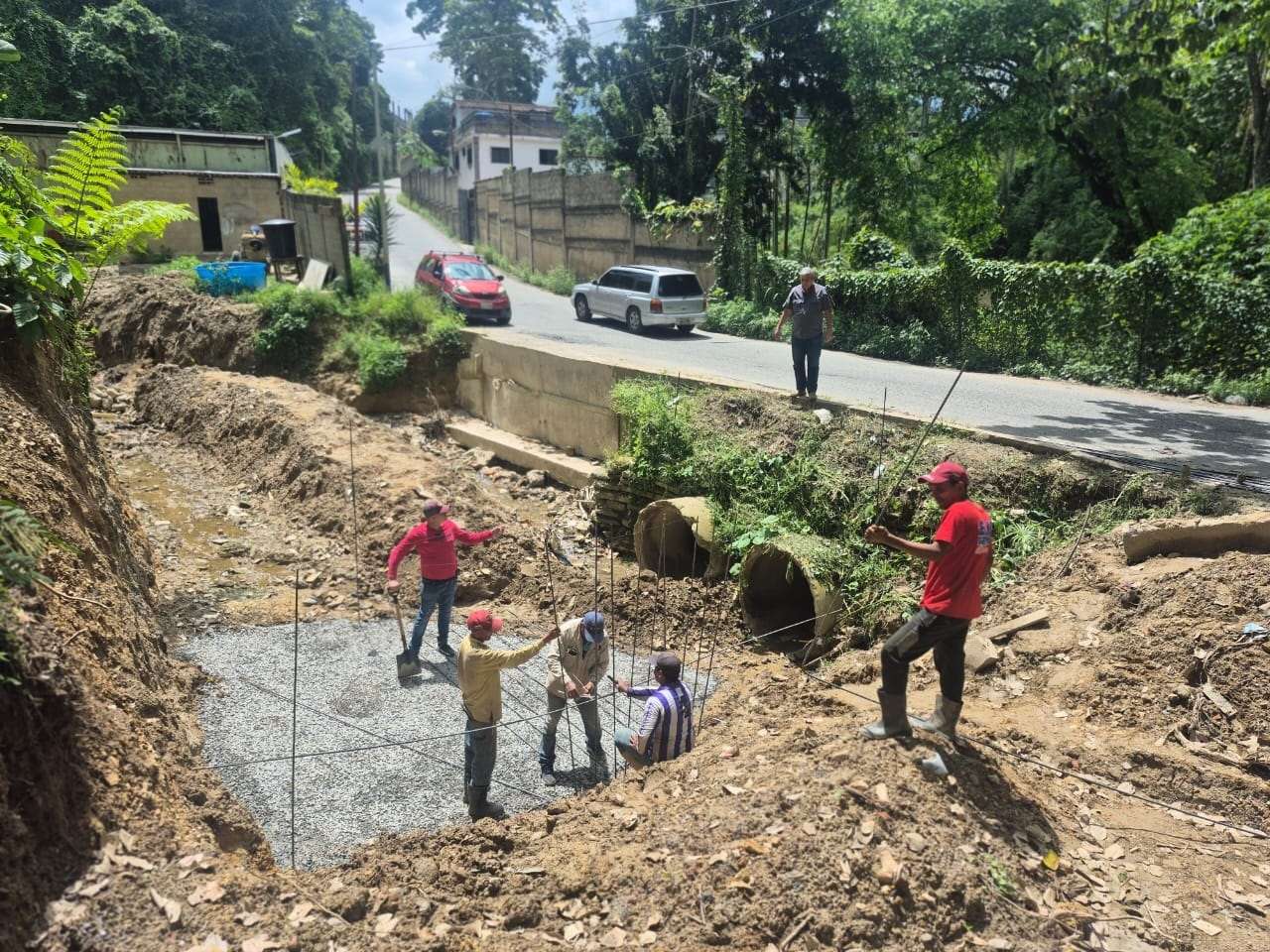 Construyen embaulado y muro en Parque Caiza
