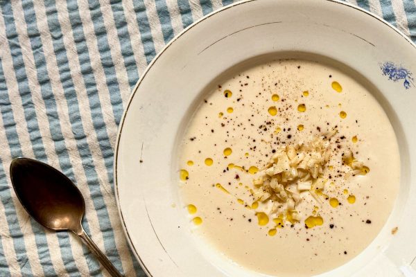 Crema fría de alubias y almendras, la versión libre del ajoblanco que incorpora legumbres | El Comidista | Gastronomía EL PAÍS