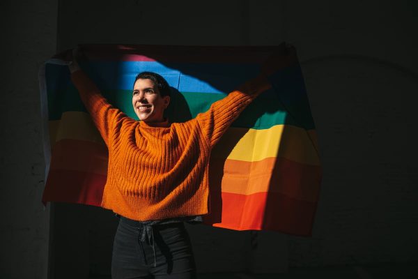 Del ‘sexilio’ a la acogida digna | EL PAÍS Semanal Woman stands for LGBTQIA rights