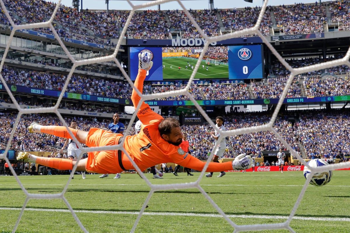 Gianluigi Donnarumma no llega a evitar el primer gol de Cole Palmer en la final del Mundial de Clubes.