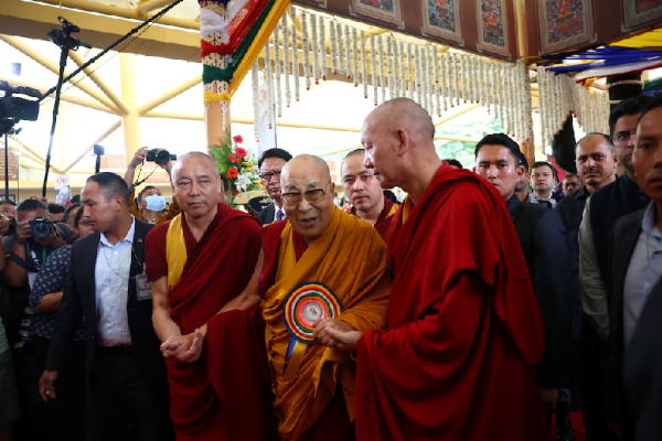 El Dalai Lama celebró su 90° cumpleaños con una ceremonia multitudinaria en su residencia del norte de India El Dalai Lama celebró su 90° cumpleaños con una ceremonia multitudinaria en su residencia del norte de India