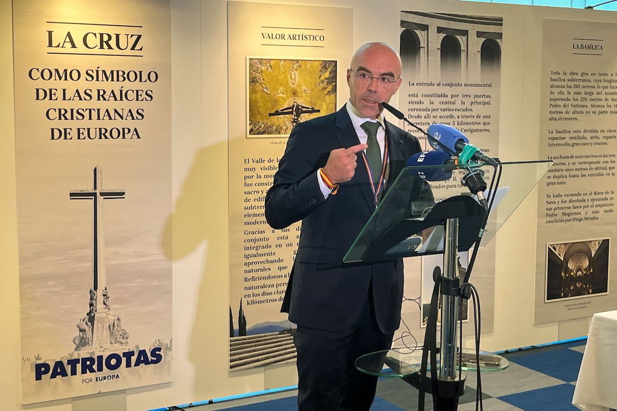 El jefe de delegación de Vox en el Parlamento Europeo, Jorge Buxadé, en la inauguración de la muestra sobre Cuelgamuros.