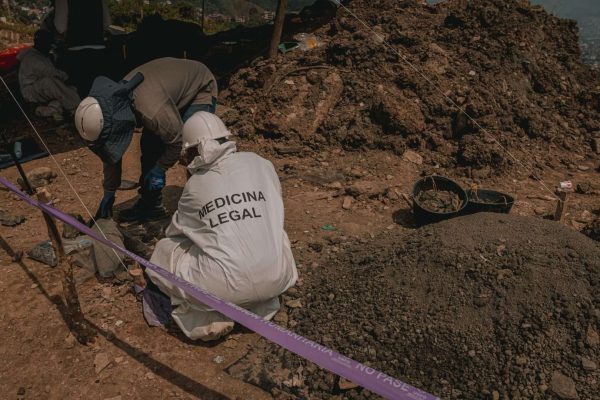 Encuentran ocho cuerpos de líderes sociales en fosa común en Colombia