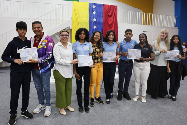 Entregan reconocimientos a participantes de olimpiadas de astronomía y robótica Entregan reconocimientos a participantes de olimpiadas de astronomía y robótica