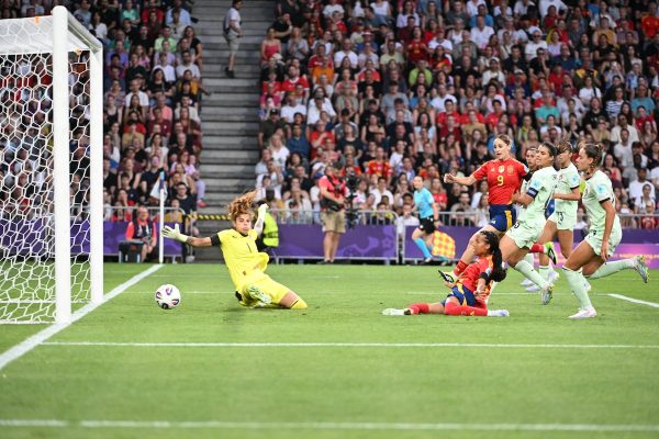 España impresiona en su estreno en la Euro | Eurocopa Femenina Suiza 2025 Vicky López anota el segundo gol.