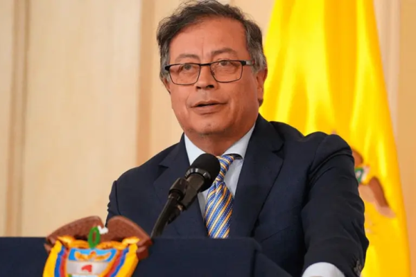 Gustavo Petro denuncia penalmente a Álvaro Leyva por conspiración y traición a la patria
