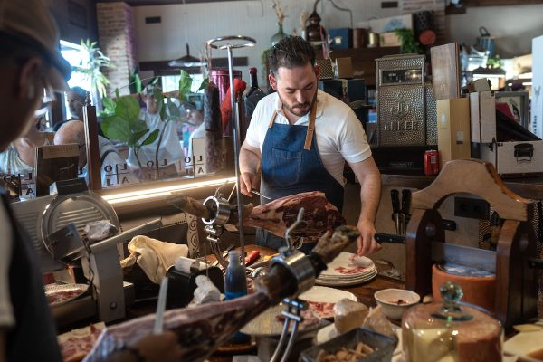 Ibéricos, champán y huevos fritos con pimentón a buen precio al borde de la A-6: así es Casa Lola | Gastronomía: recetas, restaurantes y bebidas EL PAÍS