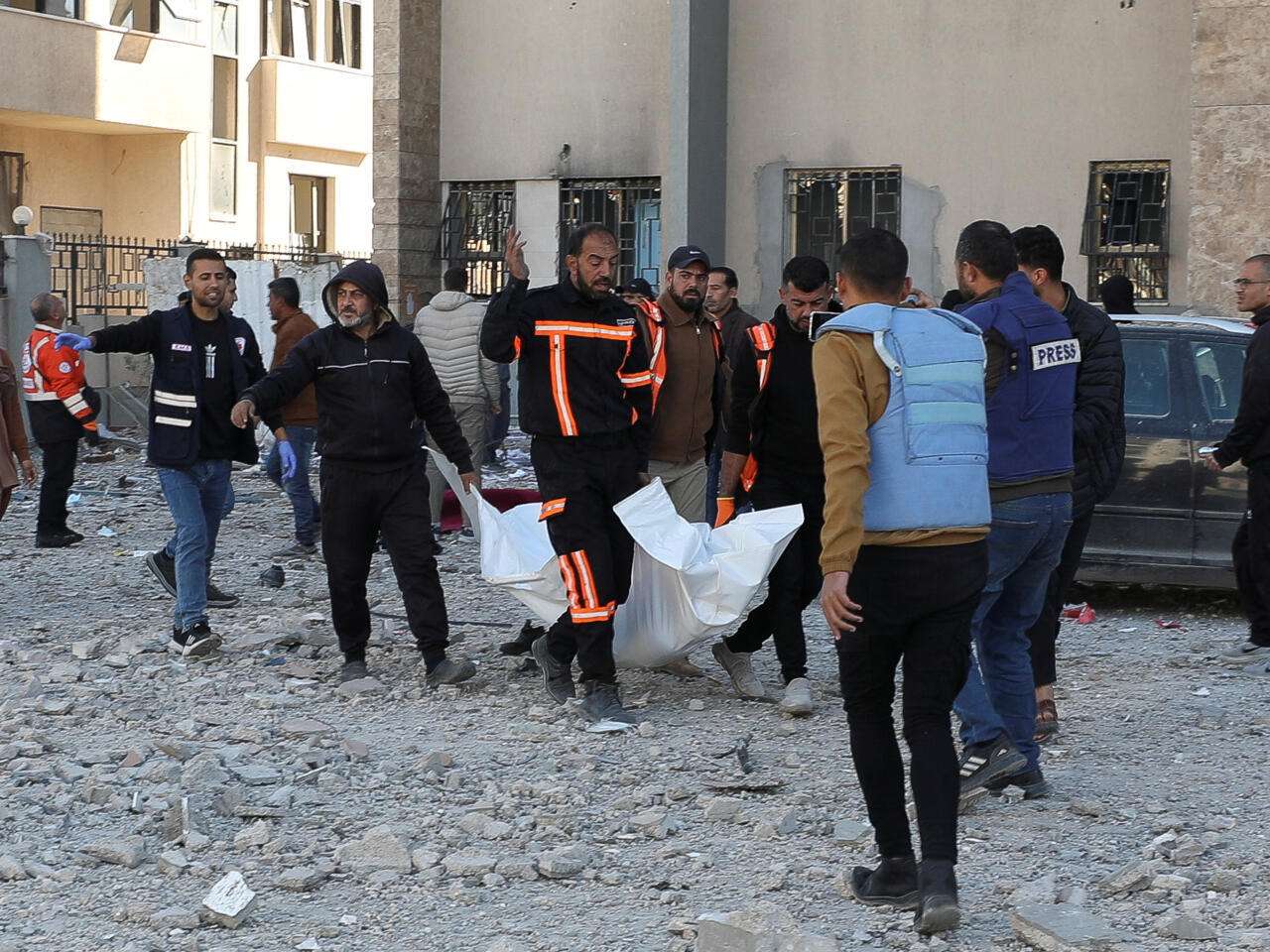 Israel bombardea y mata 9 palestinos en ataque a hospital