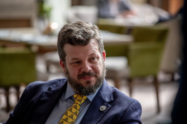 Johannes Kaiser, el candidato presidencial de la extrema derecha chilena, dice que apoyaría un nuevo golpe de Estado EL PAÍS