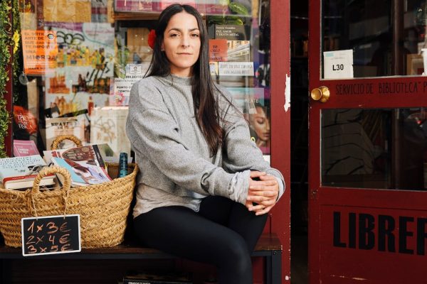 La librería de Lavapiés que además de vender libros los presta a quien más lo necesita | EL PAÍS Semanal