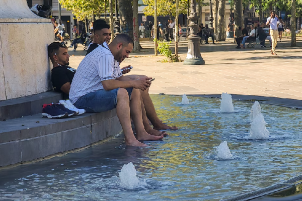 La ola de calor alcanzó niveles críticos en Europa y activó la alerta roja en París y otras 15 regiones de Francia