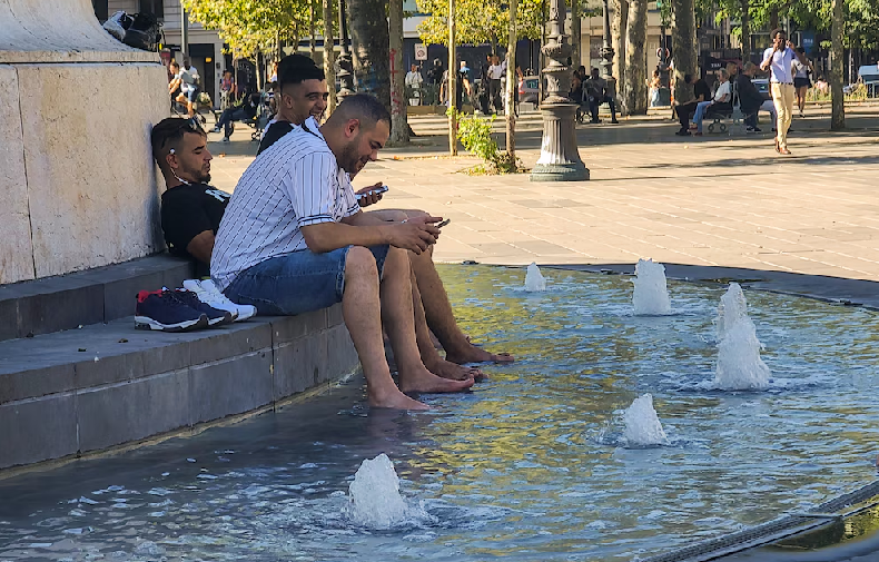 La ola de calor alcanzó niveles críticos en Europa y activó la alerta roja en París y otras 15 regiones de Francia