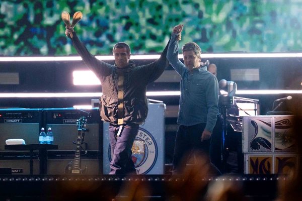 Los Gallagher salen de la mano y ofrecen un sensacional concierto en la primera fecha de Oasis | Cultura EL PAÍS