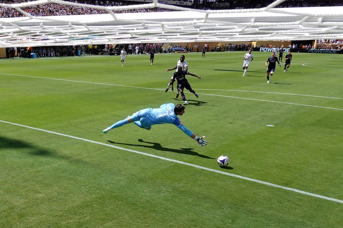Ousmane Dembélé marca su segundo gol al Madrid. En la imagen, Courtois no alcanza el balón.