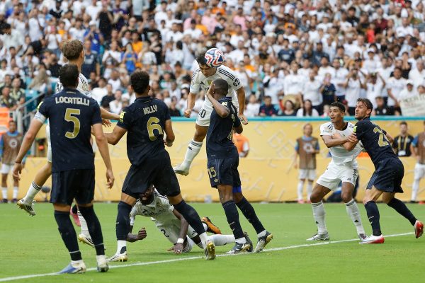 Gonzalo García se eleva por encima de Kalulu para rematar con la cabeza y marcar el tanto el Madrid ante la Juventus.