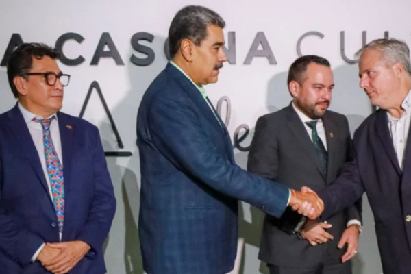 Nicolas Maduro se reunió con la delegación de Colombia para fortalecer cooperación bilateral Nicolas Maduro se reunió con la delegación de Colombia para fortalecer cooperación bilateral